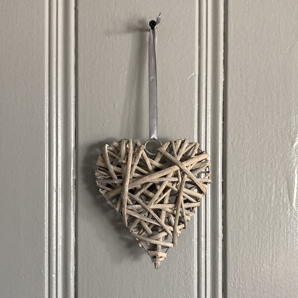 Gorgeous Handmade Gray Brown Wicker Hanging Heart Decoration w/ ribbon - Picture 5 of 7